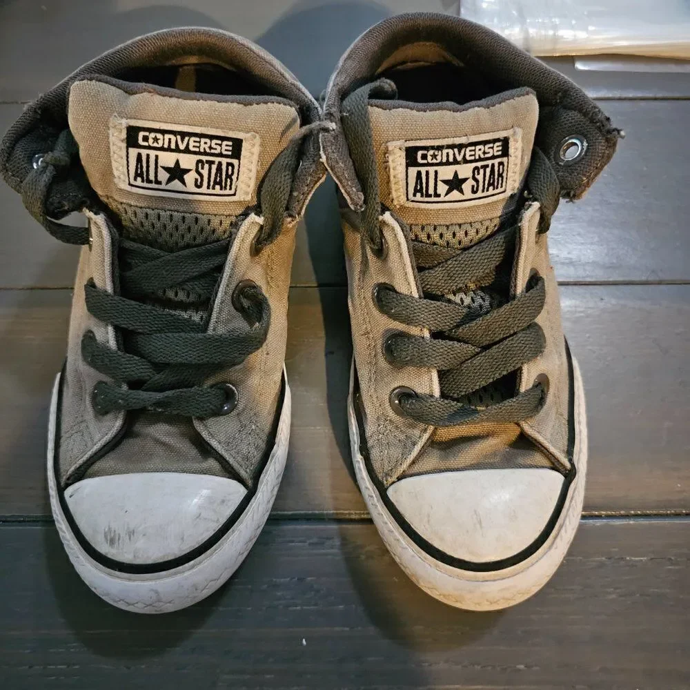 Converse Boy's Silver & Charcoal Chuck Taylor All Star Axel Old Sneaker Size 1